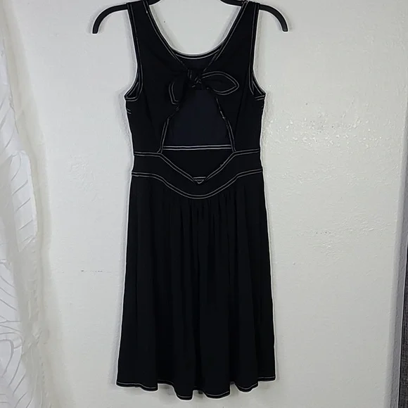 BCBG Dress Size Small Black White Embellished Cut Out Back Cute Travel Casual - Picture 5 of 9